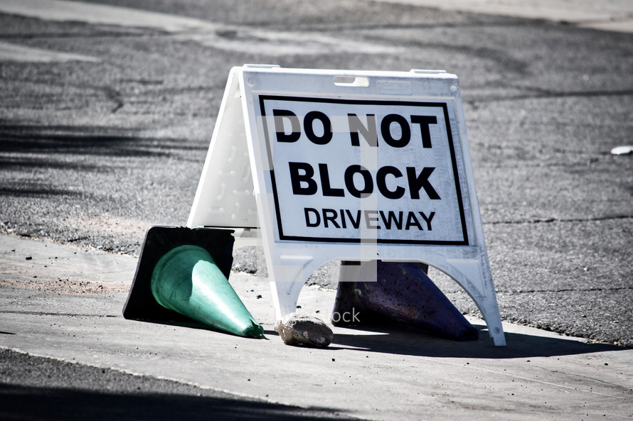 DO NOT BLOCK DRIVEWAY sign 