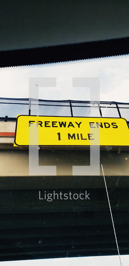 Freeway ends 1 mile sign 