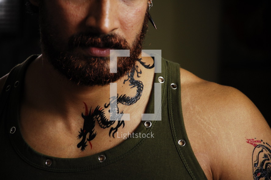 A dragon tattoo on a man's neck — Photo — Lightstock