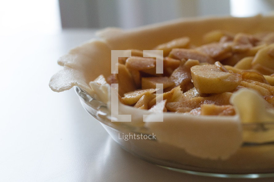 baking an apple pie 
