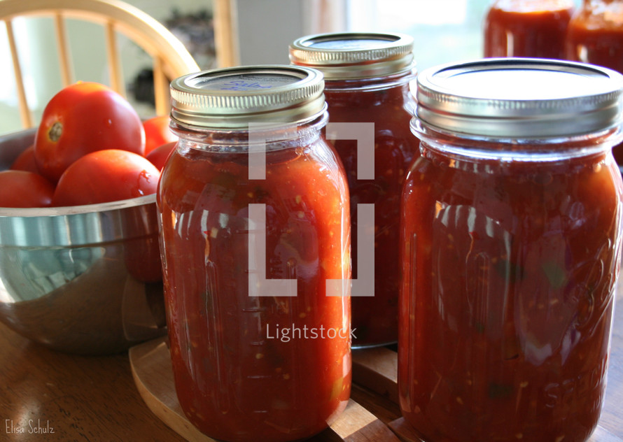 fresh tomato sauce in mason jars 