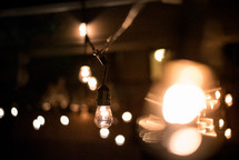 lightbulbs hanging from a ceiling 