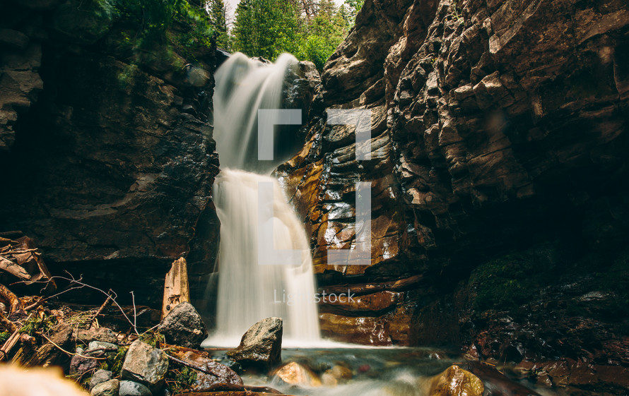 A beautiful waterfall amid rocky cliffs.