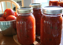 fresh tomato sauce in mason jars 