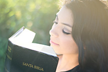Woman reading Santa Biblia