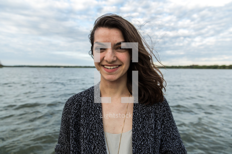 senior portrait of a teen girl near water 