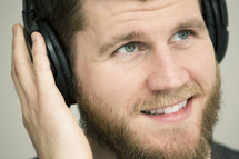 man listing with headphones 