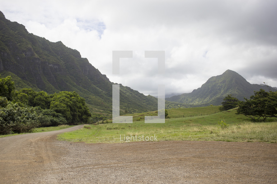 dirt road and Hawaiian mountains 