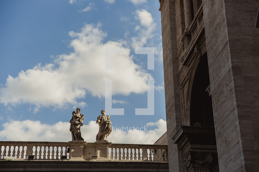 Statues of buildings in Rome 