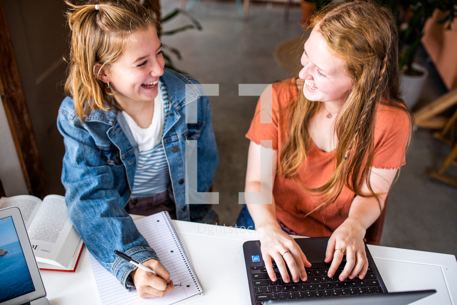 teens on a computer for virtual learning 