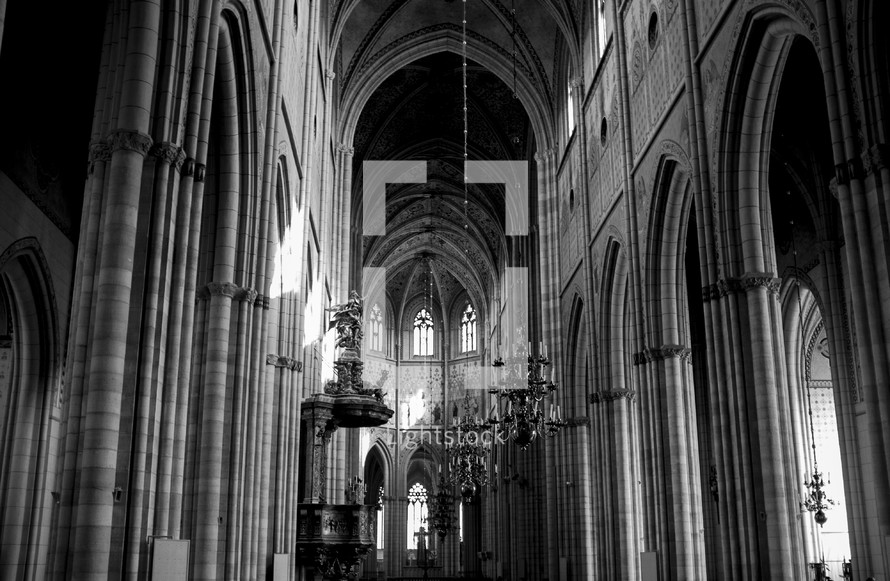 arched ceiling in a cathedral 