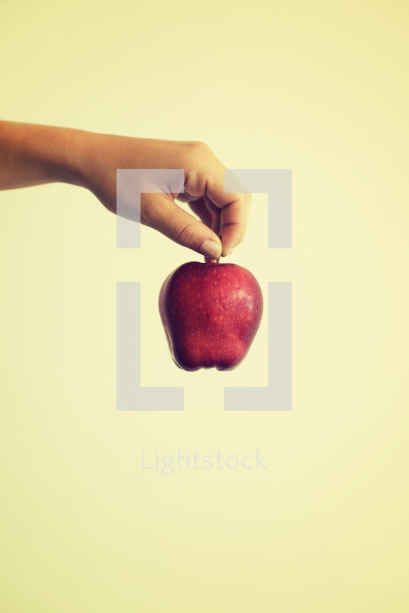 hand holding an apple 