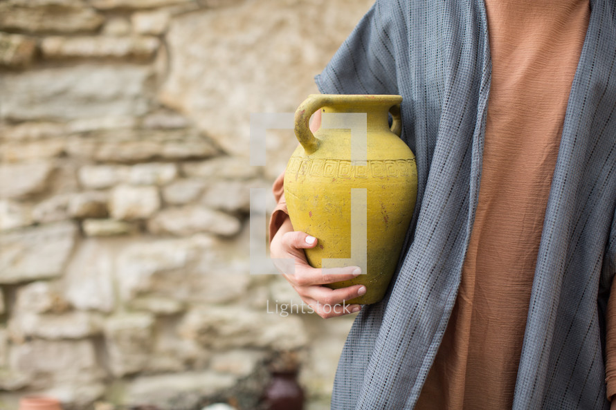carrying a jar in biblical times 