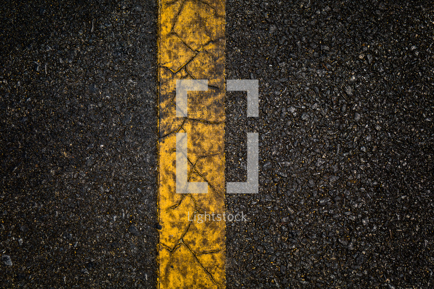 yellow line on asphalt 