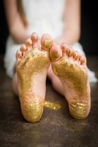 gold glitter on bare feet