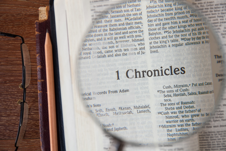 magnifying glass over 1 Chronicles 