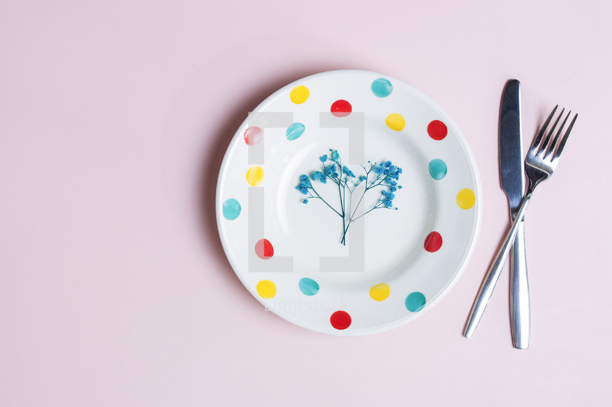 Diet concept with empty plate, fork and knife over the pink background. 