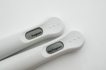 positive and negative pregnancy tests 