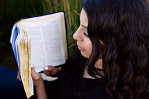 woman reading the Santa Biblica 