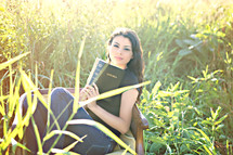woman reading the Santa Biblica 