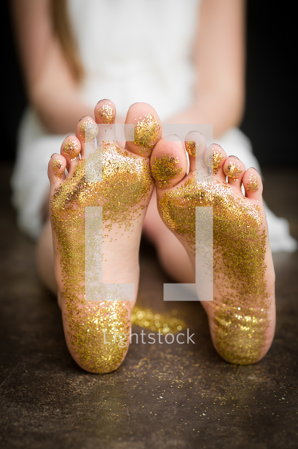 gold glitter on bare feet