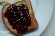 jelly on a slice of toast 