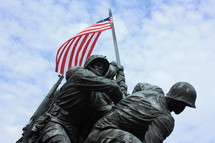 Statue of soldiers raising a flag.