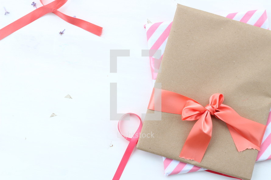 wrapped gift, ribbons, package, bow, gift, mother's day 
