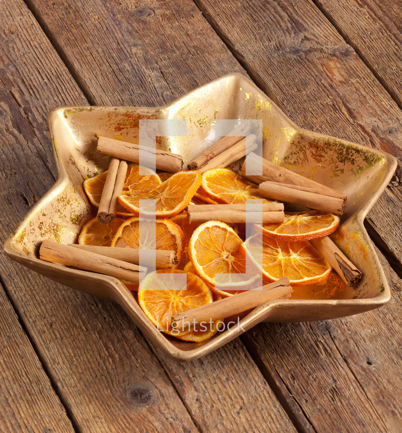 Centerpiece Christmas star shaped with orange slices and cinnamon.