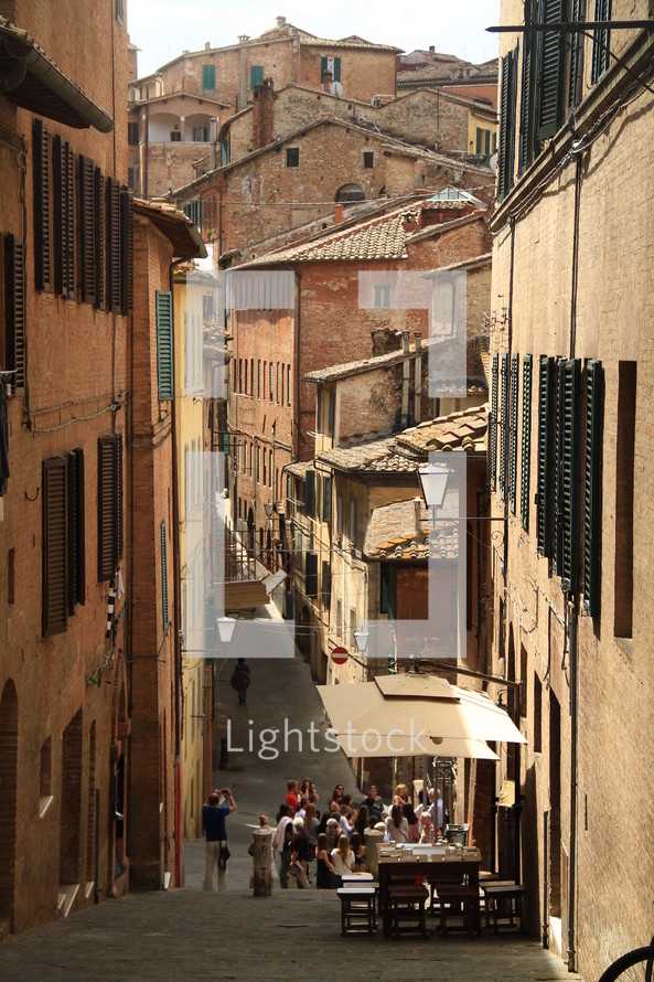 narrow alley between buildings in an Italian city