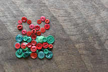 red and green buttons on a wood background 