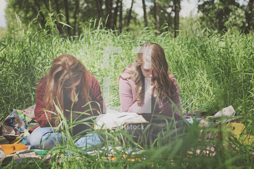 teenage girls praying outside - Bible study
