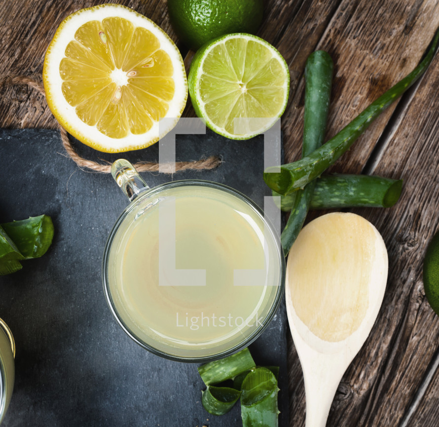 drink with aloe and lemons 