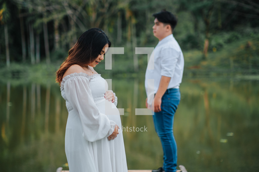 portrait of an expecting couple outdoors 