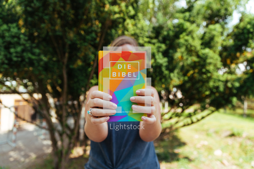 woman holding a German Bible