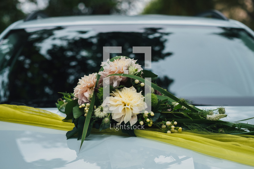 flowers on a car for a wedding 