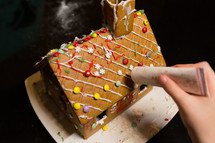 kids building gingerbread houses 