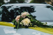 flowers on a car for a wedding 