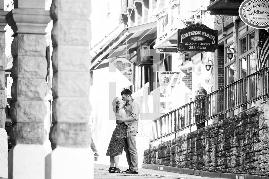 couple kissing on a market street