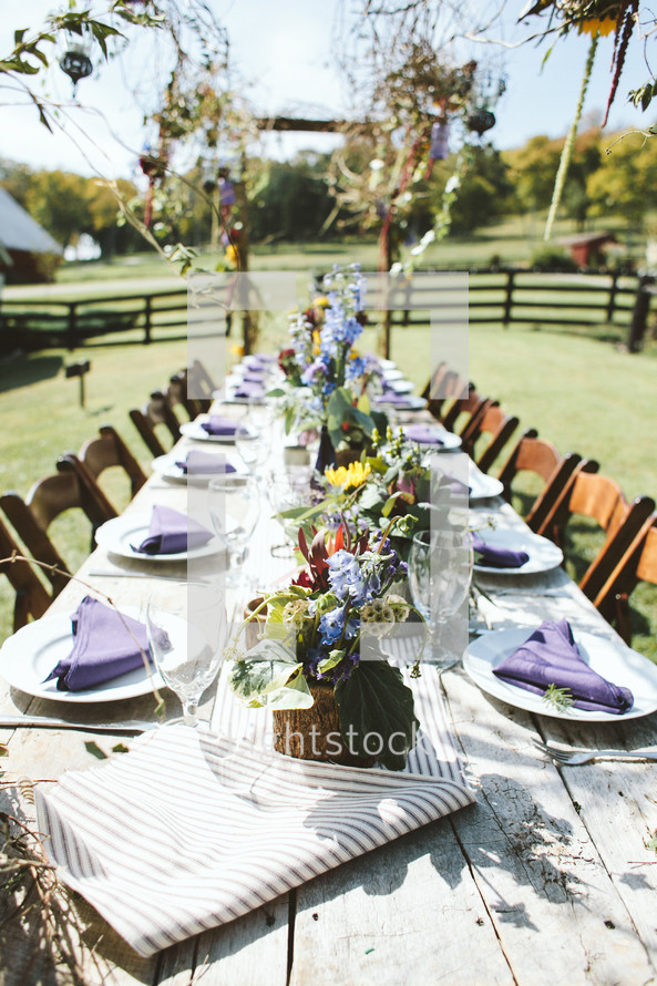 set table for an outdoor wedding 