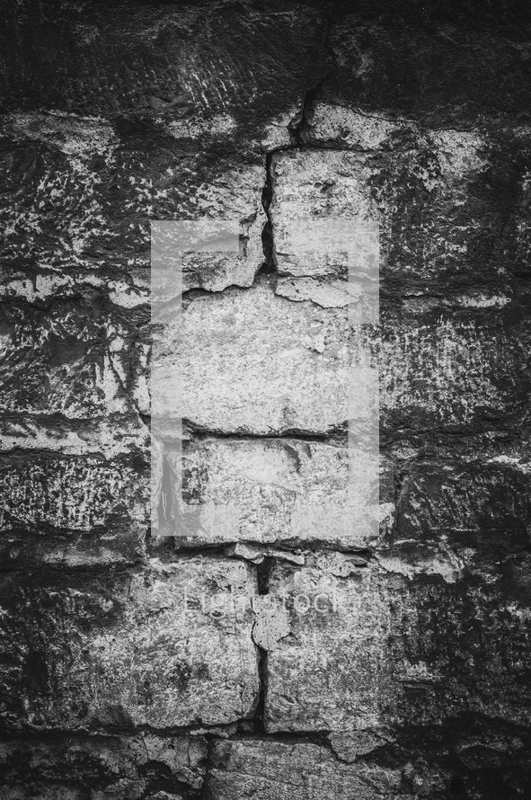 crack in a stone wall 