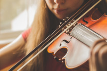 girl playing a violin 