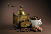 coffee grinder and coffee cup 