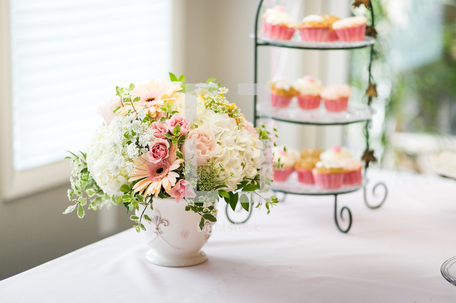 floral arrangment and cupcakes 