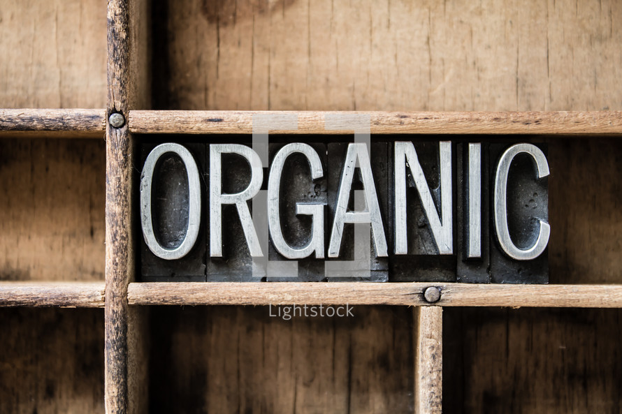 word organic on a bookshelf 