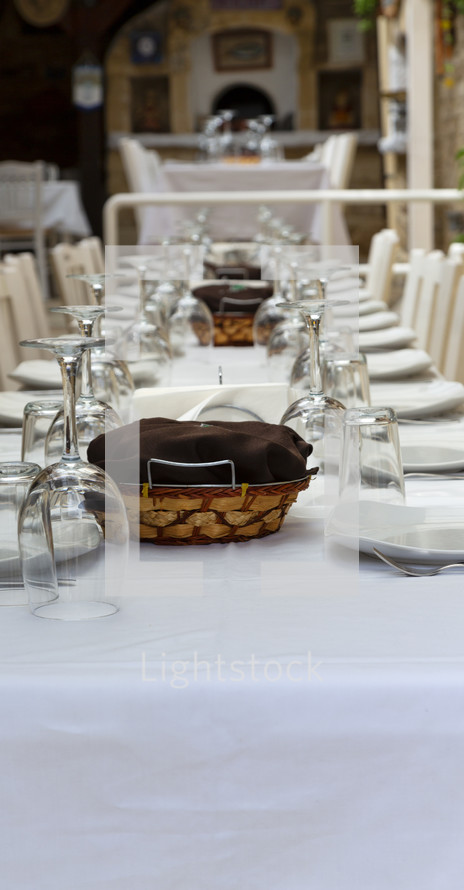 set table for a banquet 