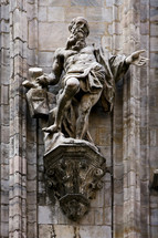 a statue in the front of Duomo