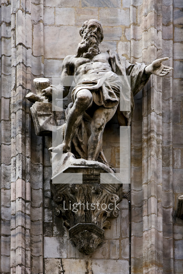 a statue in the front of Duomo