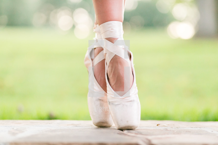 ballerina in atoe shoes 