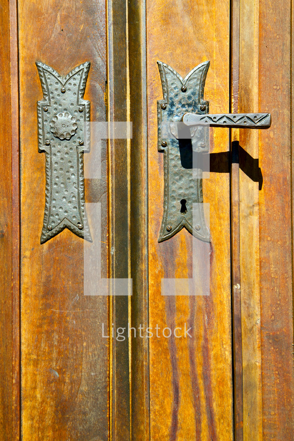 brass door handle on a wood door 